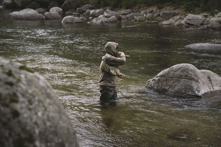 Mann, der im Fluss angelt