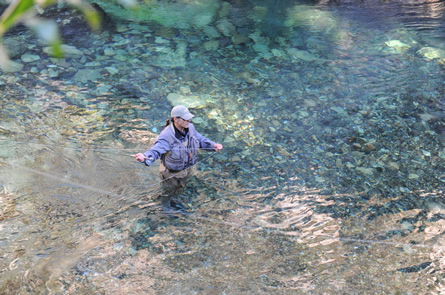 Un homme pendant ses vacances de pêche