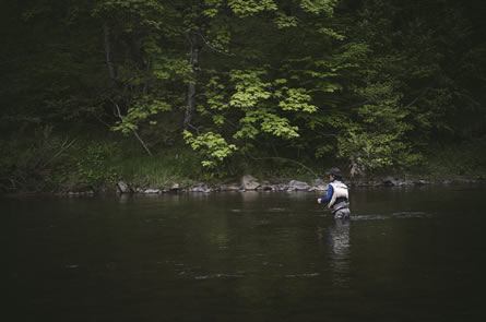 Un homme pendant ses vacances de pêche