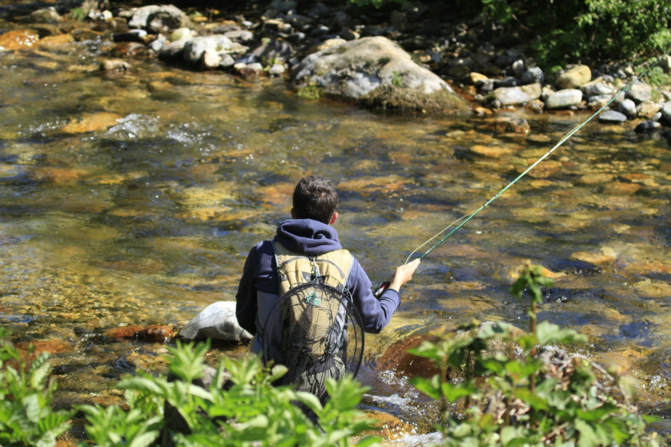 Un homme pêche pendant ses vacances