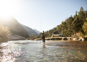 Homme pendant son séjour de pêche