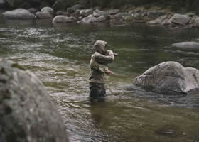 Homme lors de ses vacances de pêche