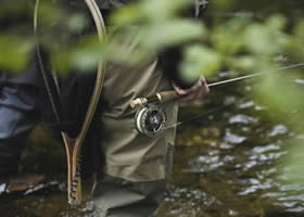 Un homme en train de pêcher