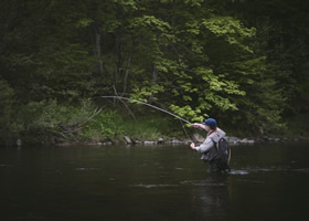 Homme pendant ses vacances de pêche