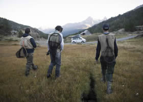 Freunde auf ihrem Rückweg zum Camper nach dem Angeln