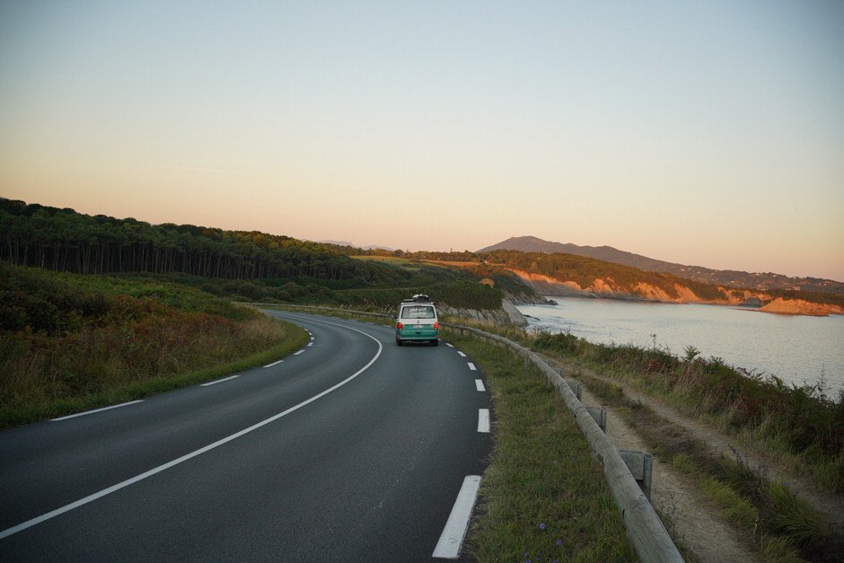 Ausgebauter Van, der die Straßen des Baskenlandes durchquert