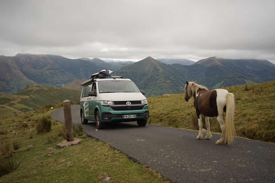 Van aménagé stationné en montagne au Pays Basque