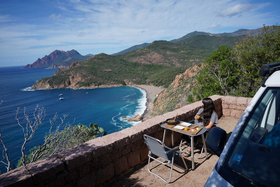 Van aménagé avec vue sur la mer en Corse