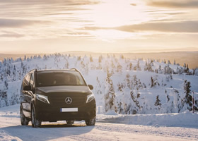 Minibus mercedes 9 places sur une route