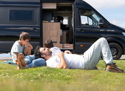 Voyager en famille en fourgon aménagé : 6 astuces pour égayer votre quotidien