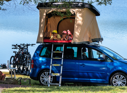 Location d'une tente de toit pour voiture : zoom sur le road trip en famille de nos clients