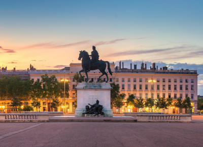 Location de minibus à Lyon : 3 idées de séjour pour découvrir la région Rhône-Alpes