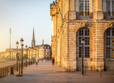 Location minibus Bordeaux : à la découverte du Sud-Ouest et des spots incontournables pour faire du surf