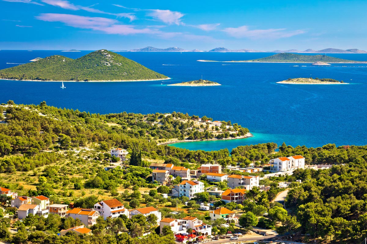 Urlaub in Kroatien: Road trip in einem gemieteten Van mit Einrichtung