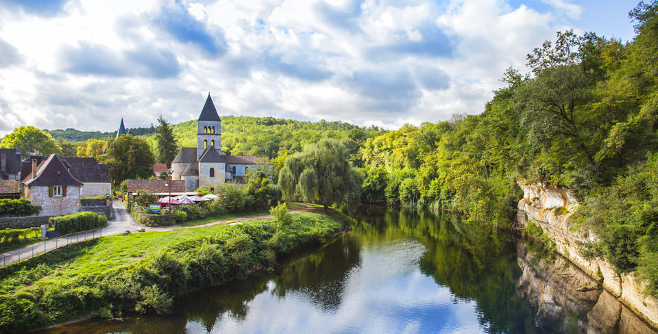 Campervan hire: peaceful stroll over the villages of Périgord