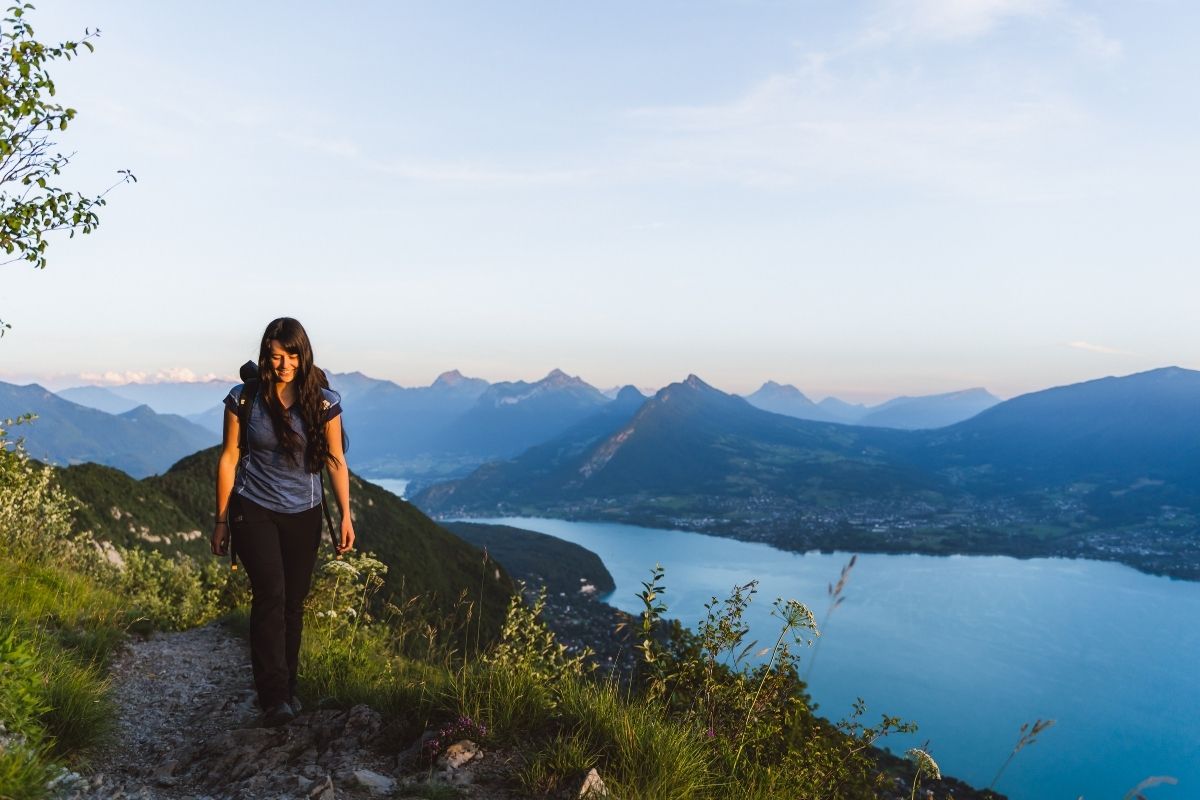 Location de minibus 9 places en Haute-Savoie au pied des montagnes