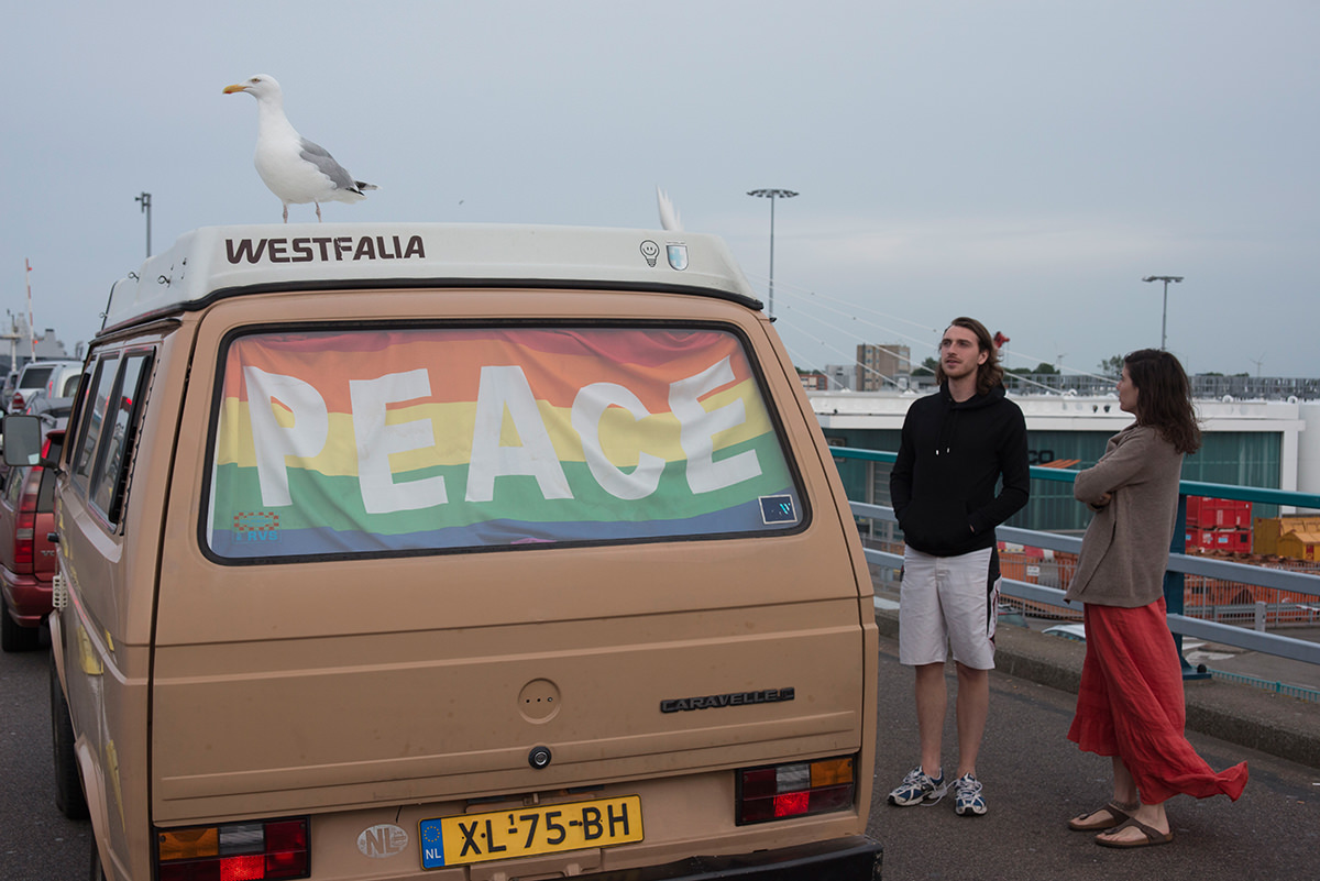 Volkswagen Caravelle avec un drapeau Peace 