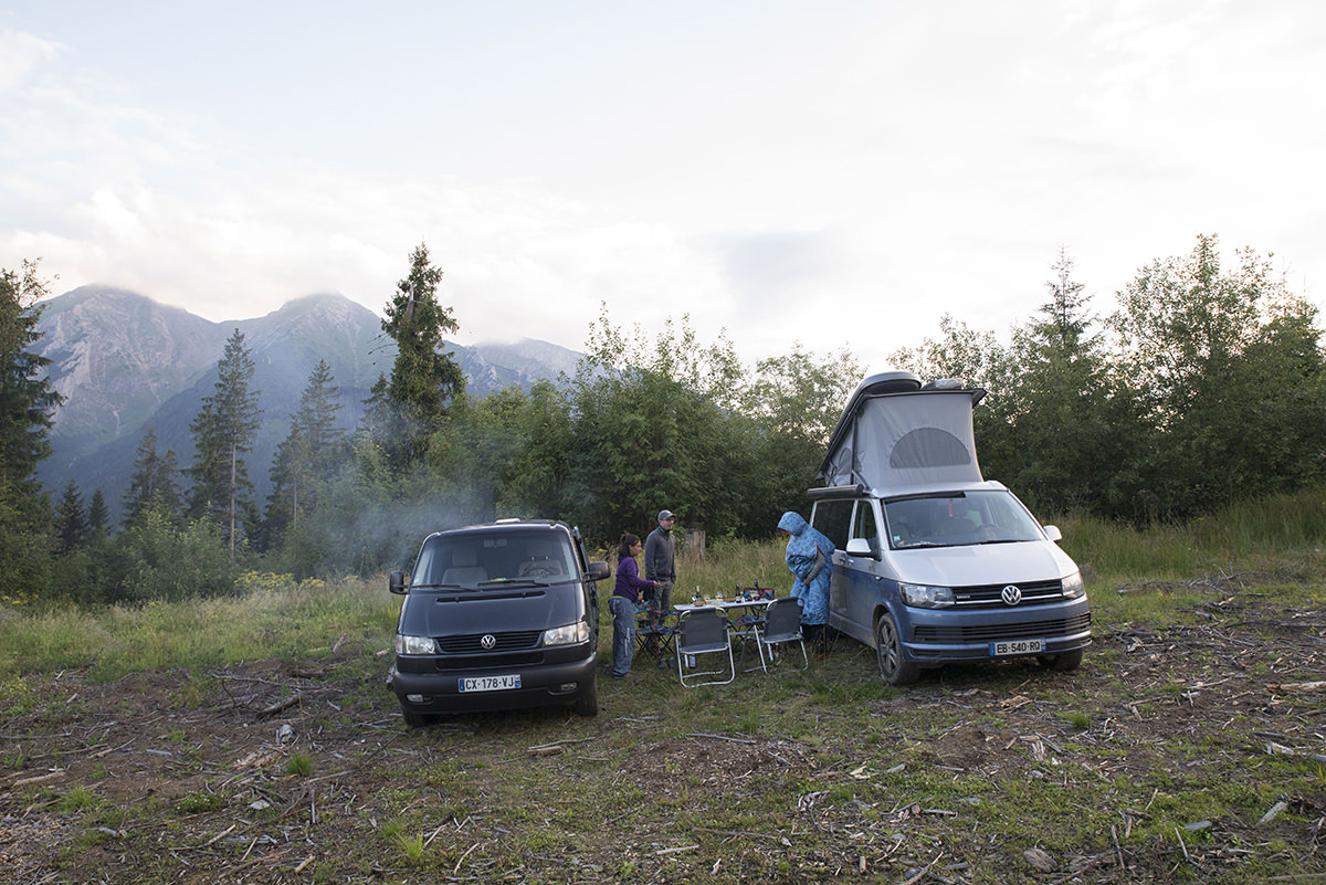 Dîner devant vans aménagés