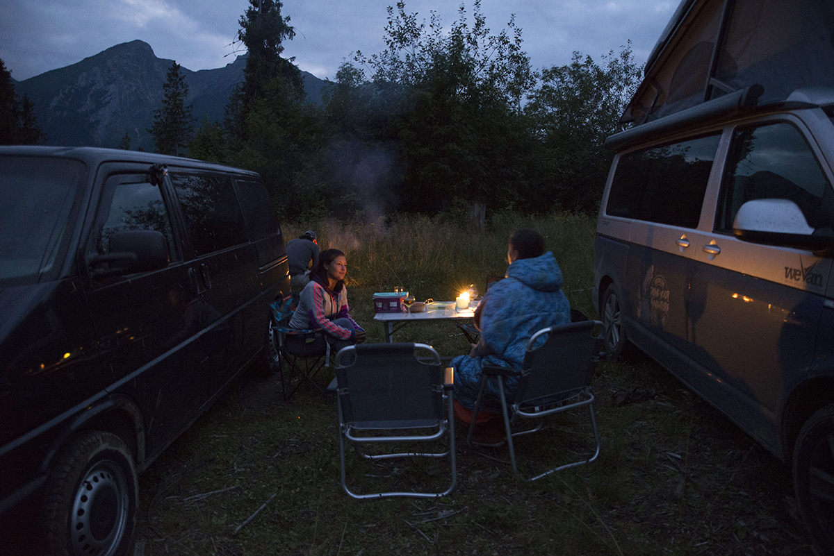 Dîner devant campervans 