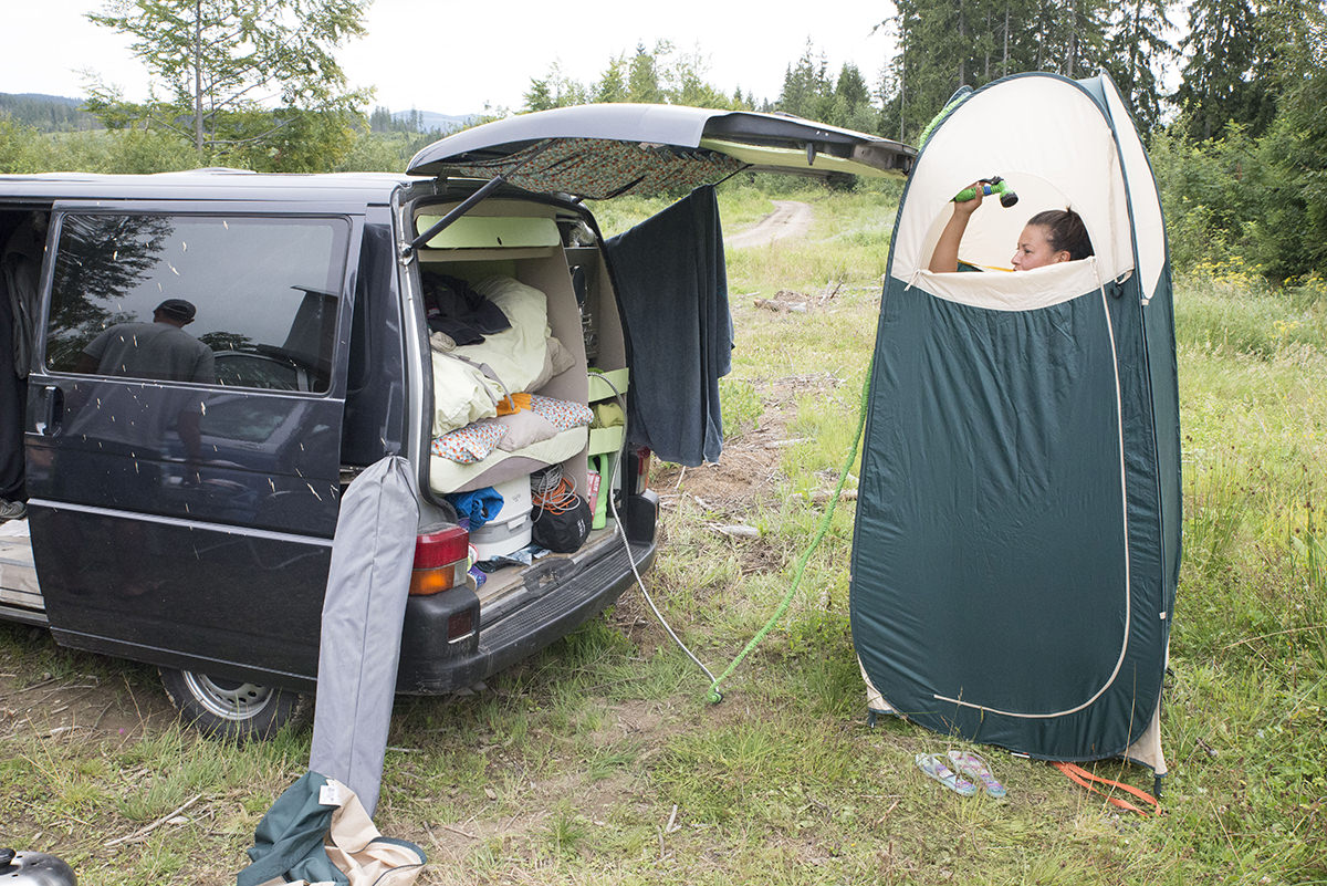 Douche dans un van aménagé