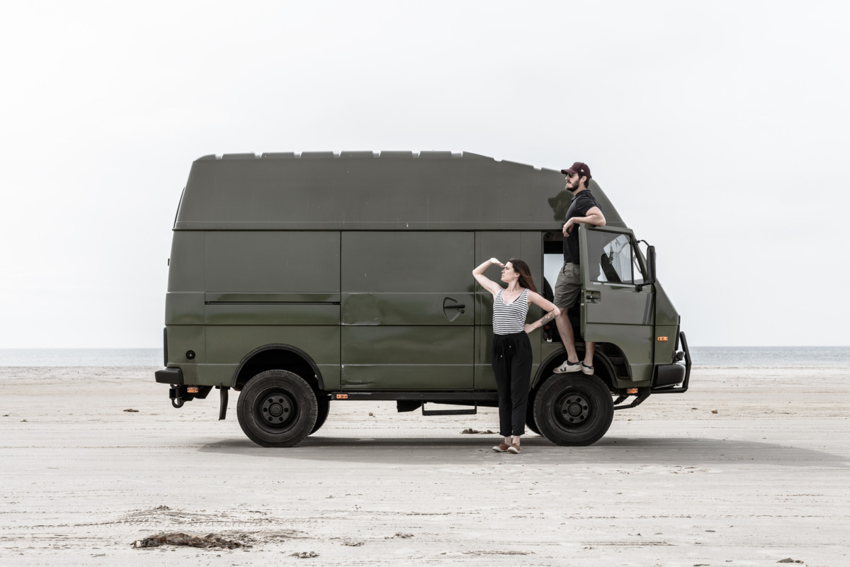 Camion aménagé sur une plage