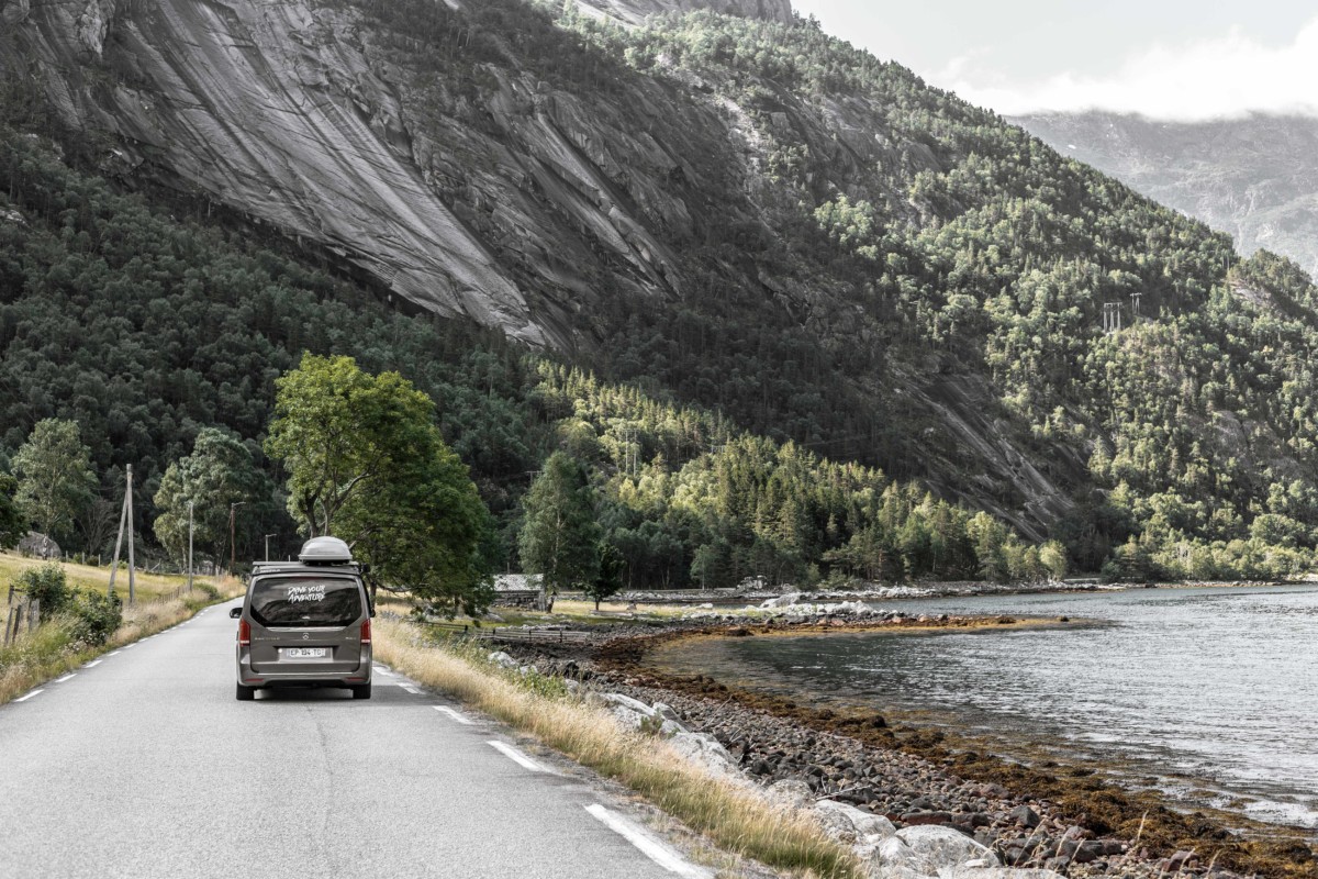 Campervan sur les routes norvégiennes