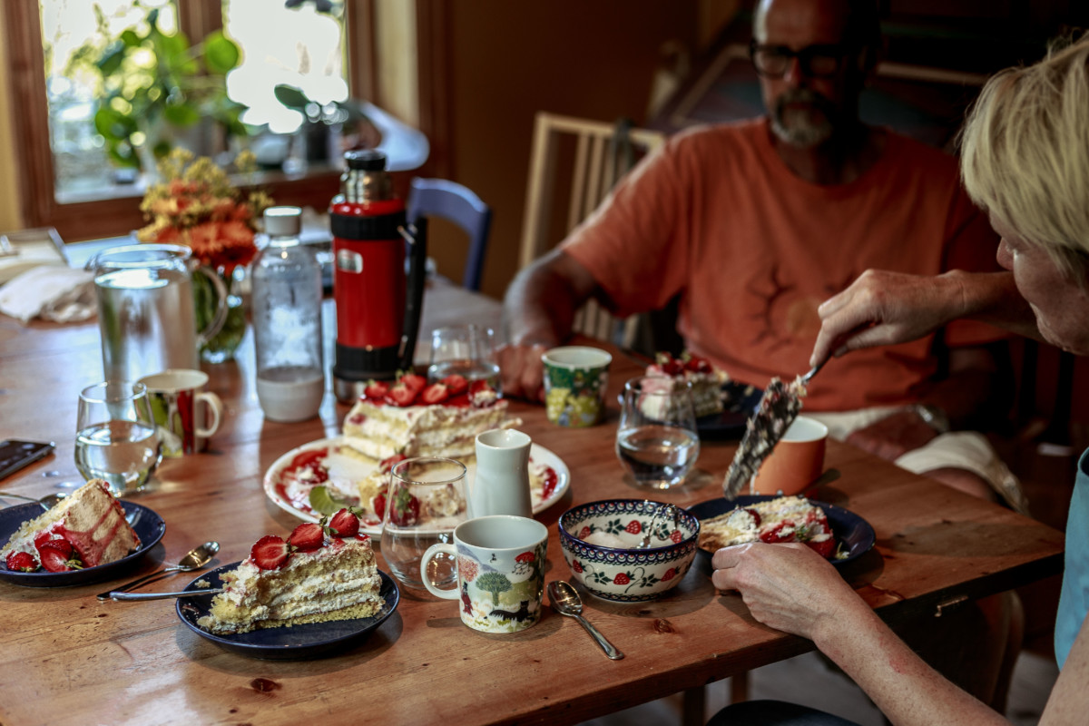 Road trip mit einem gemieteten ausgestatteten Van: Verkostung von Erdbeerkuchen