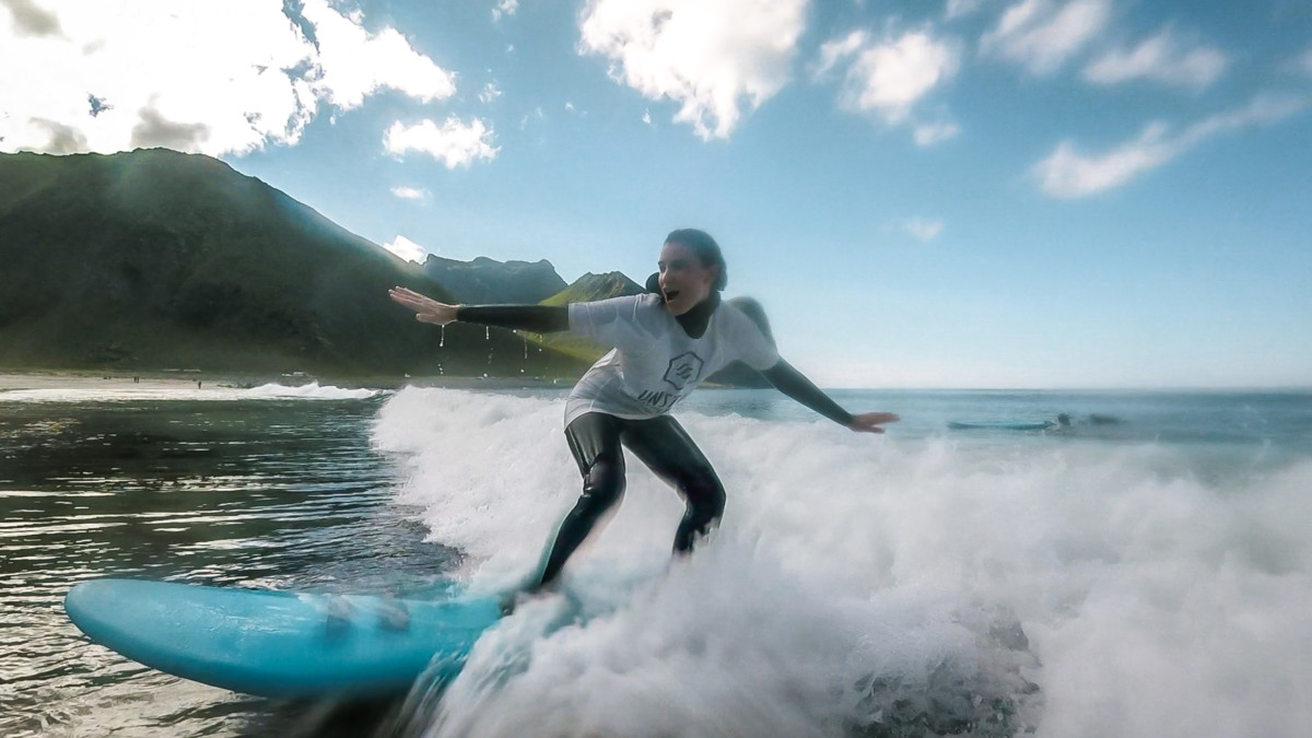 Aventure en location campervan : cours de surf à Unstad