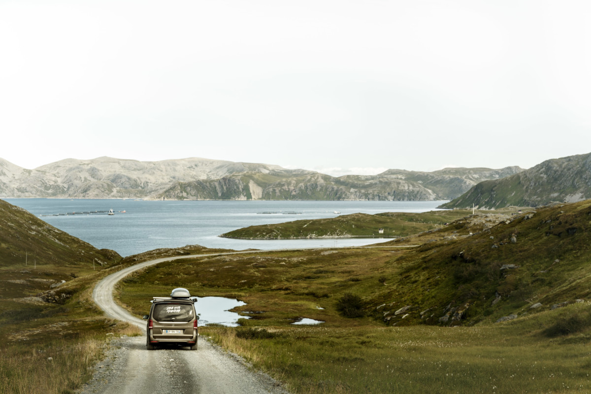 Exploration de l'île de Sørøya en location van aménagé