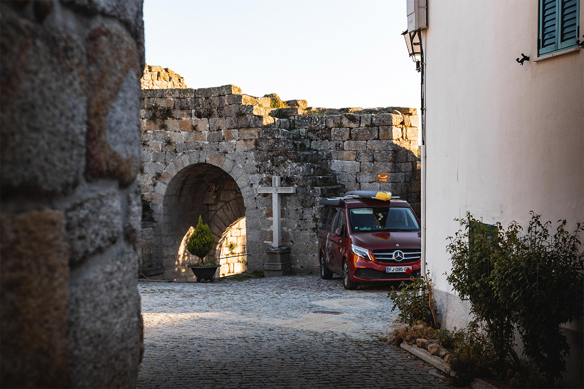 Van aménagé au Portugal sur place parking