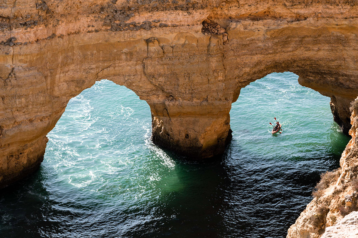 Mieten Sie einen ausgestatteten Van: Entdecken Sie die Strände, Dörfer und Klippen der Algarve.