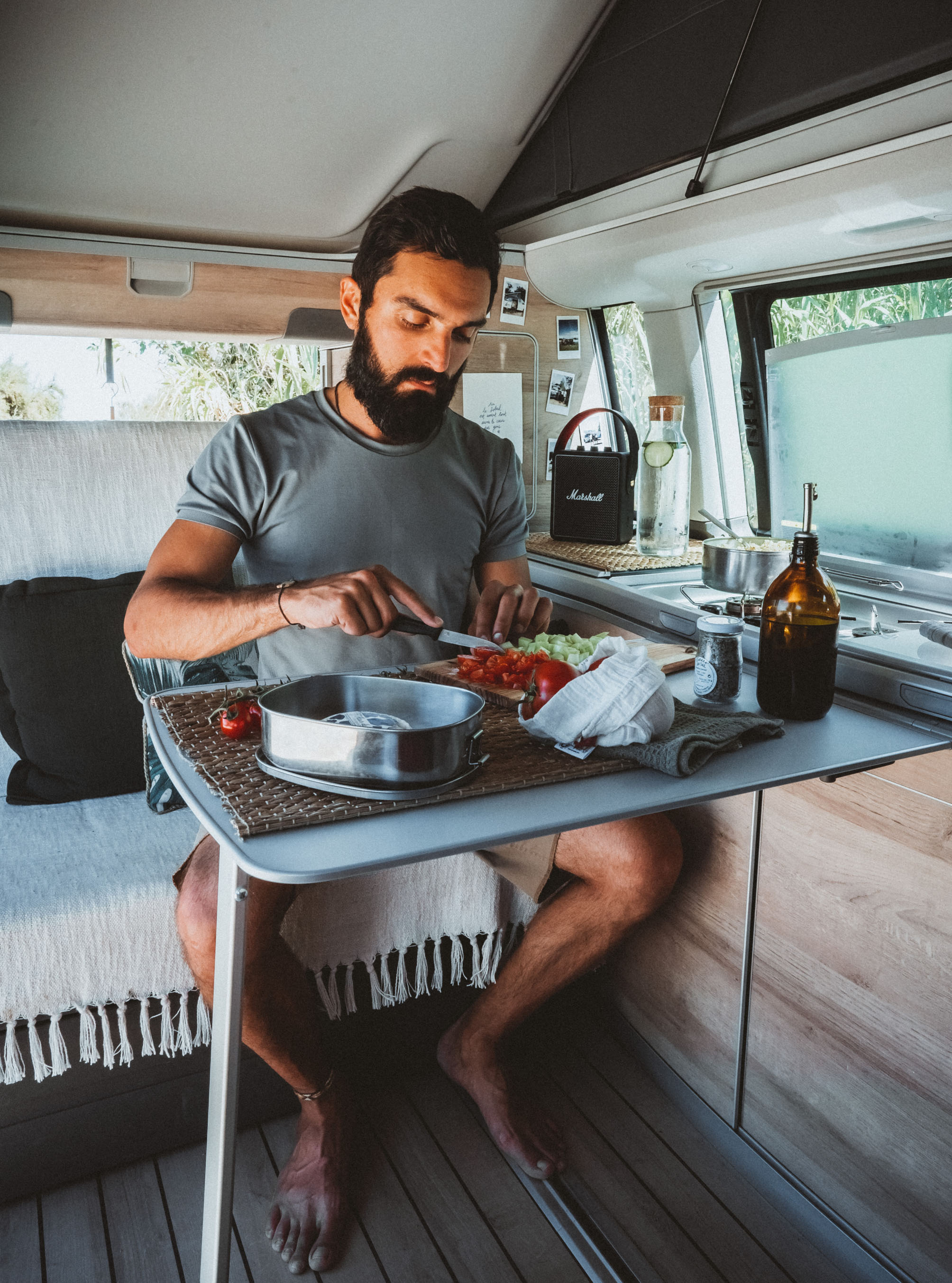 Homme cuisinant à l'intérieur d'un van aménagé