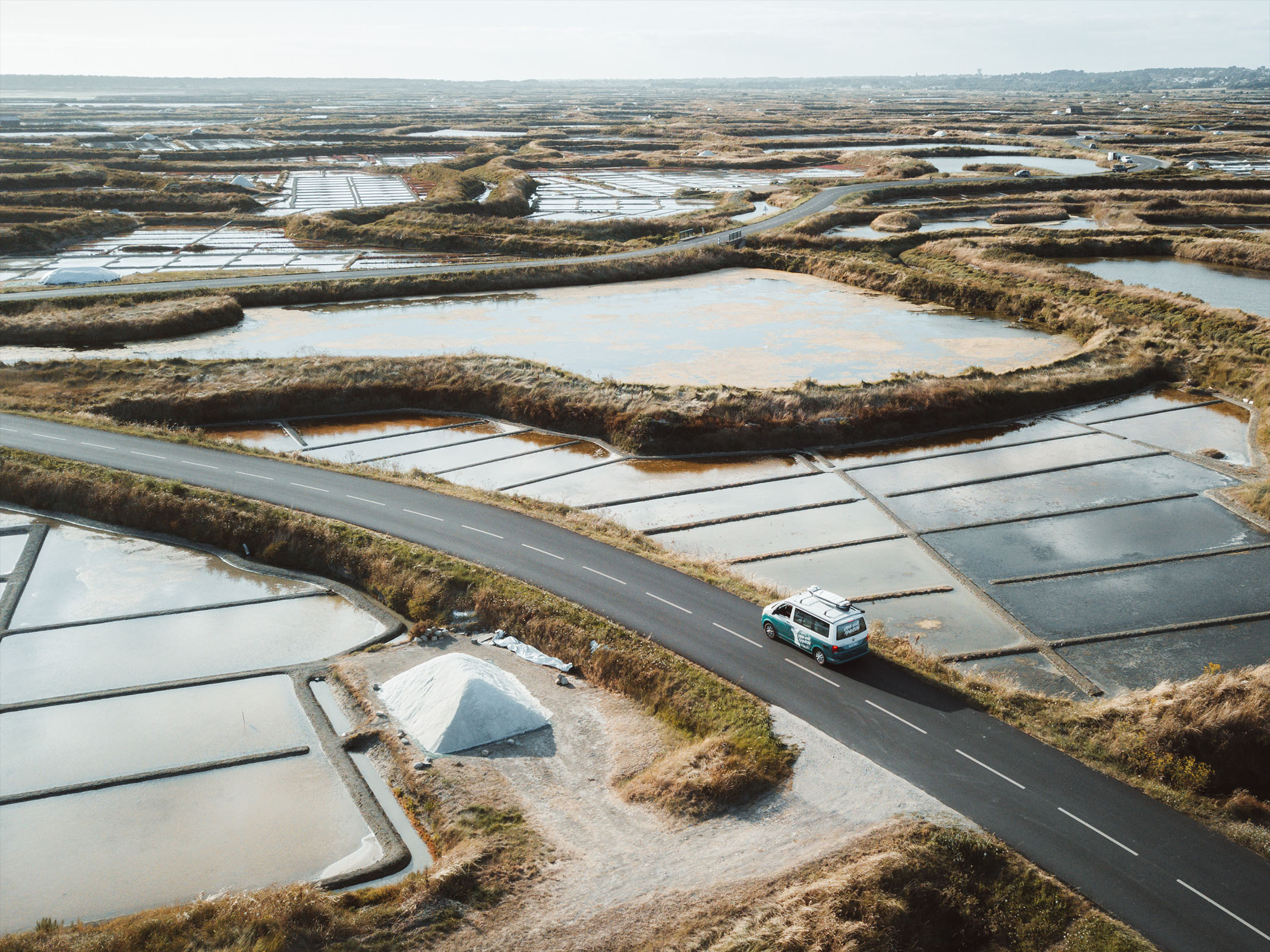 Van aménagé au cœur de marais salants