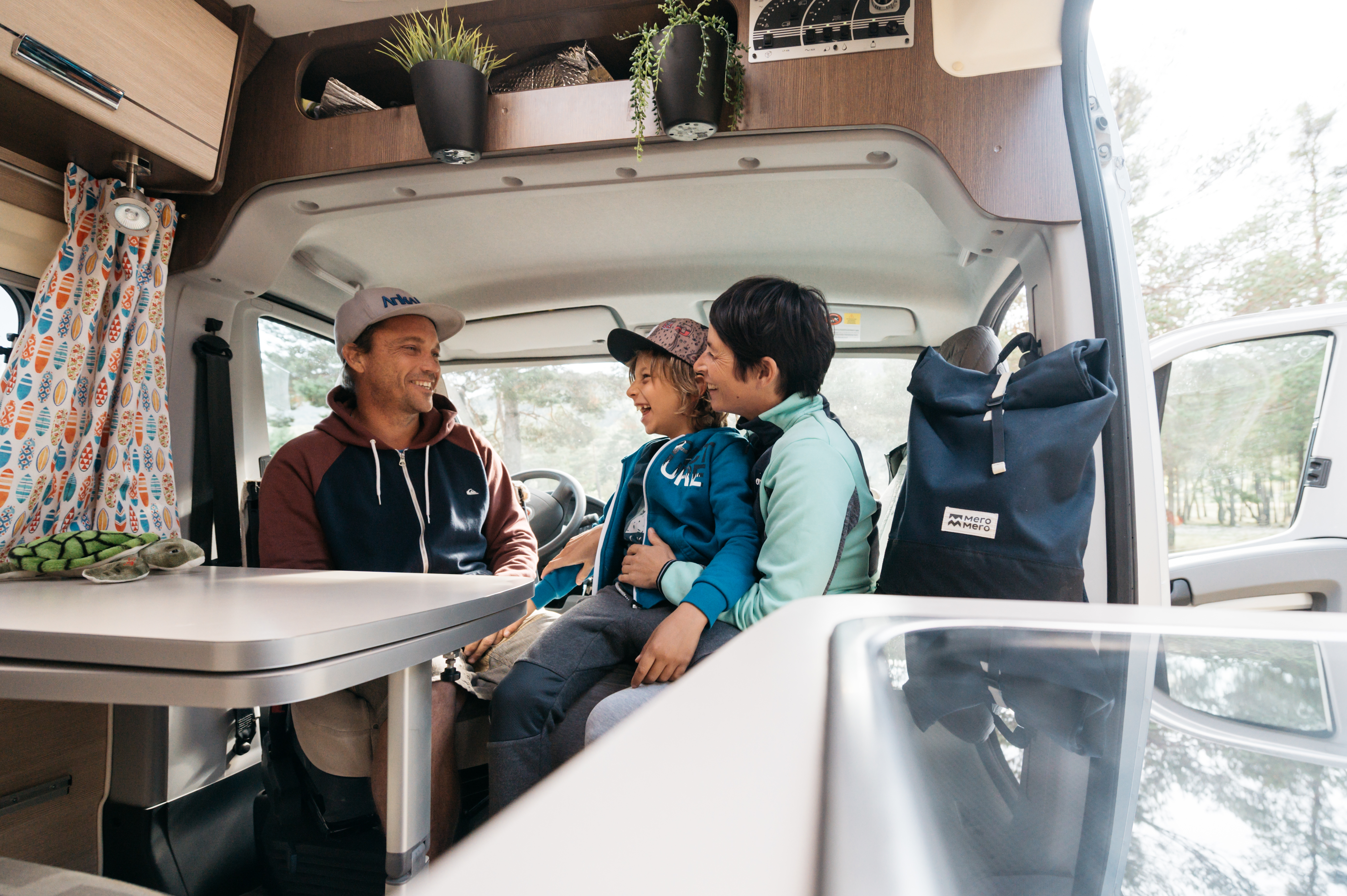 Famille dans un van aménagé