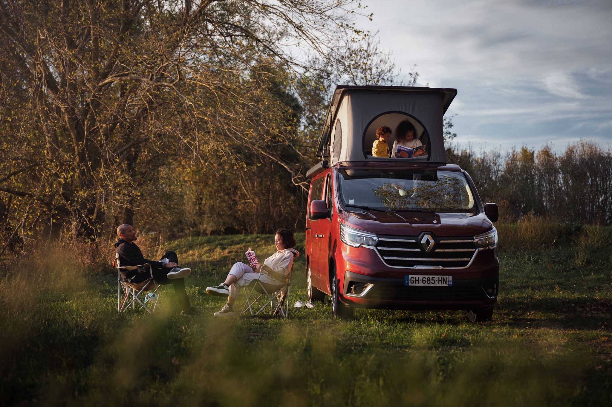 Détente durant un road trip à bord de location van aménagé