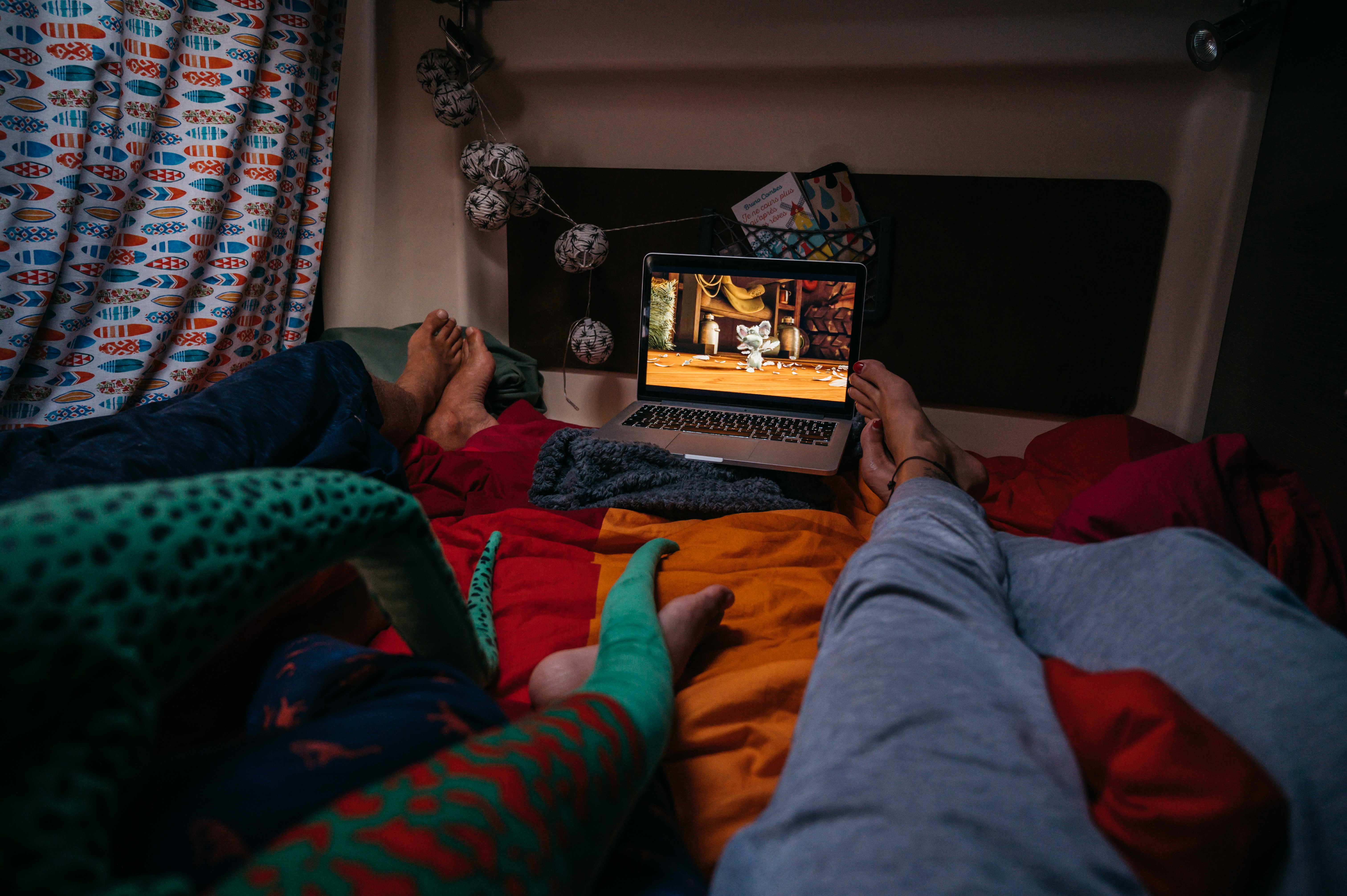 Activité détente et film en van aménagé