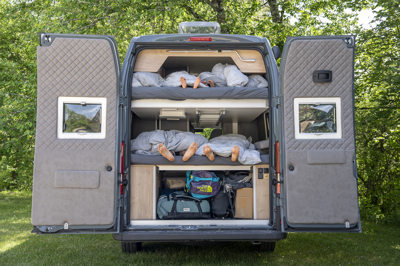 Charger ses bagages dans son campervan